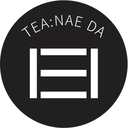 티내다
