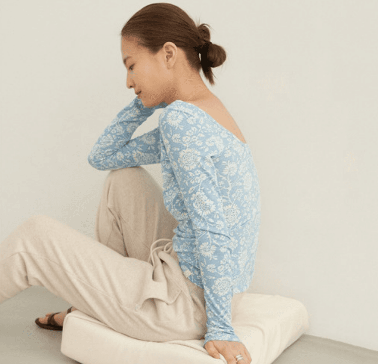 에어오브준 air of june FLOWER INDIGO SCOOP NECK T SHIRT BABY BLUE