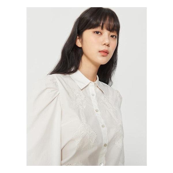 에잇세컨즈 화이트 자수 소매 퍼프 블라우스 (121764DYB1)