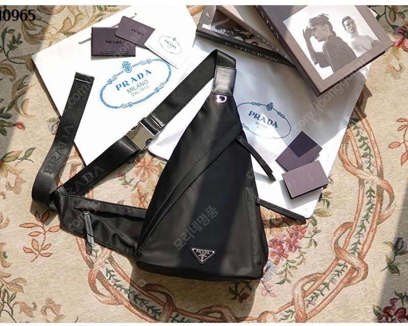 프라다  트라이앵글 리나일론 레더 스트랩 백팩