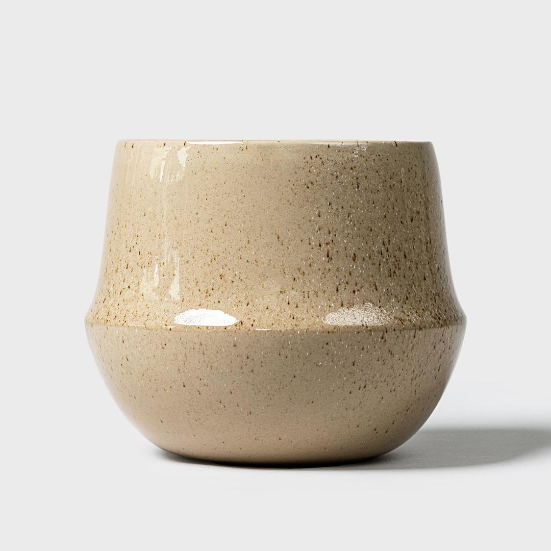 광택이 돋보이는 유약 화분