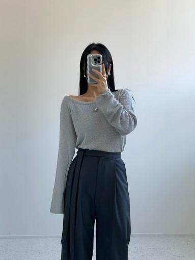 까밍 오프숄더 부클 사선 트임 니트