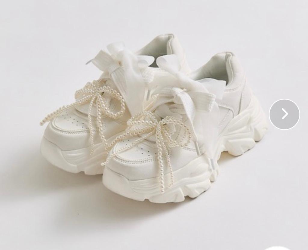 パールリボンチャーム付きスニーカー