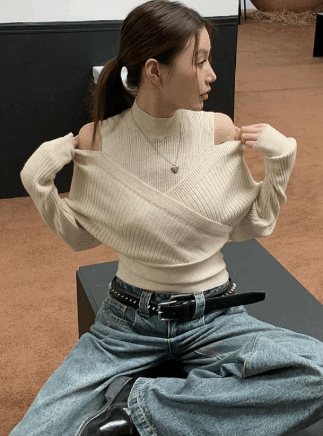 퓨린 오프숄더 사선 랩 크롭 니트