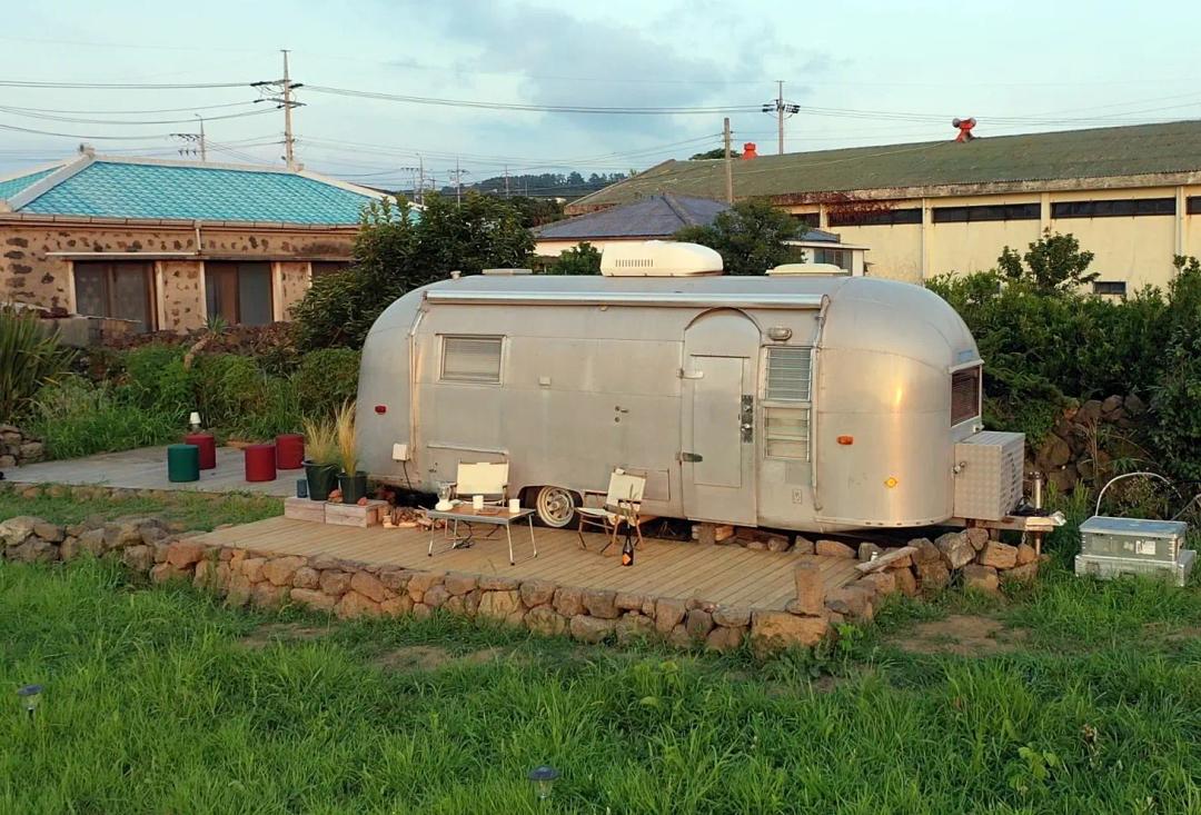 밴플레이스 일반야영장 빈티지 캐빈에서 제주 농가의 여유로움 느끼기