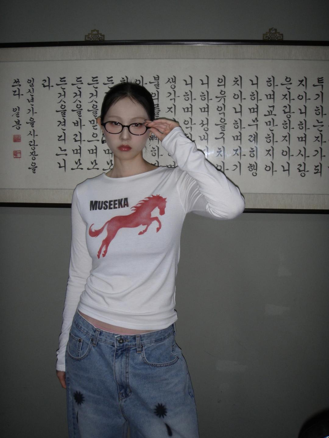 붉은 말 티셔츠