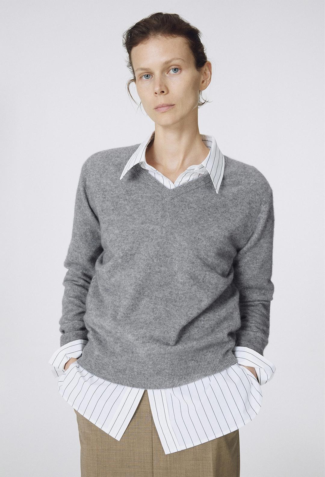 캐시미어 100 브이넥 니트 그레이