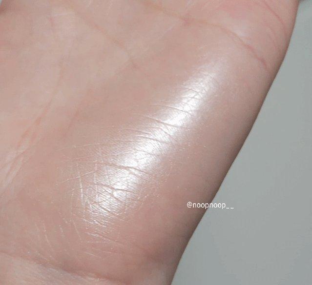 아니.. 이거 작년 일본여행 갔을 때 사고 화장대 깊숙히 보관해뒀다가하이라이터 발색 정리해두려고 방금 발색했는데너무 괜찮아서 바로 가져왔어요...일본 가시면 이거 사세요 세잔느,무뉴토 말고 이거!!!!!펄 입자 진짜 겁나 고와서 너무 예뻐요 진짜,,캔메이크 LO01 샴페인 골드 래요!