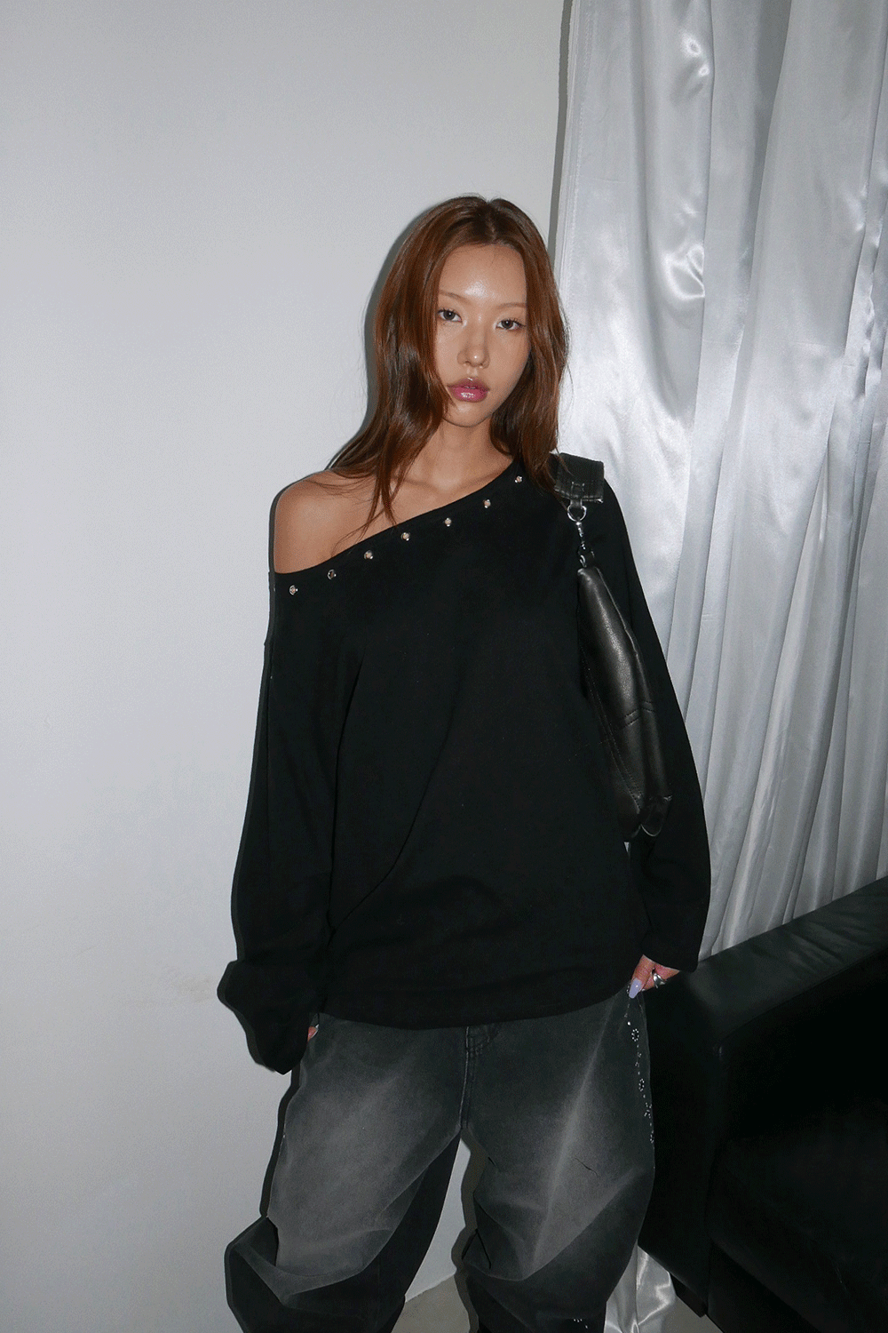 위위미유 ARROW PUNCHING EYELET OFF-SHOULDER T / 어로우 펀칭 아일렛 오프숄더 티